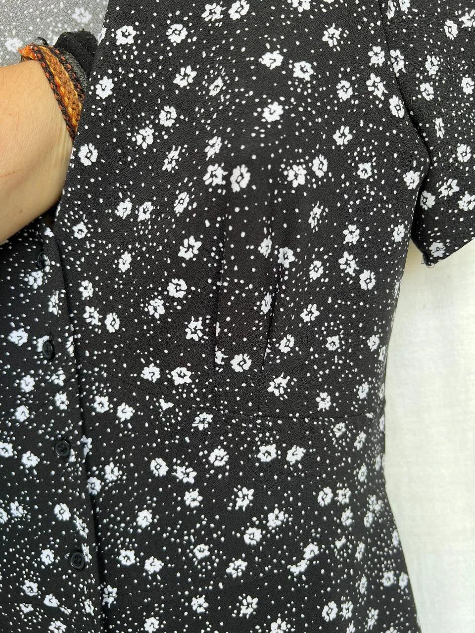 Lange zwarte jurk met witte bloempjes – photo 6
